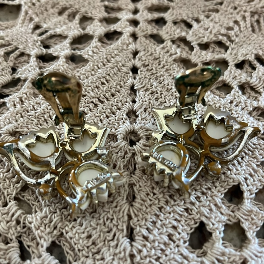 Elegant Kramer White Tulip Thermoset Clip-On Earrings Designer Signed - Picture 11 of 13